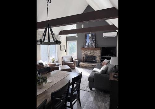 Haney Hideaway Warm and Welcoming Peek N Peak Condo Close to Lift 8 Sleeps 10