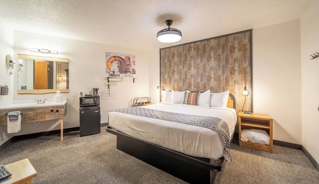 Hansen Inn & Cabins, Room, Single King, Second Floor, No Pets, No Smoking