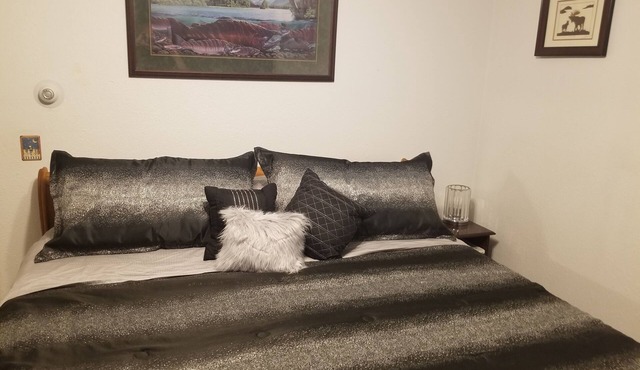 Happy Bear Cozy Bungalow with Large Back Yard close to Anchorage Wasilla