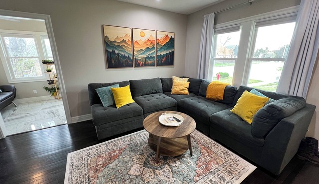 Happy Yellow House I Stylish Retreat Downtown KCK + World Cup Access