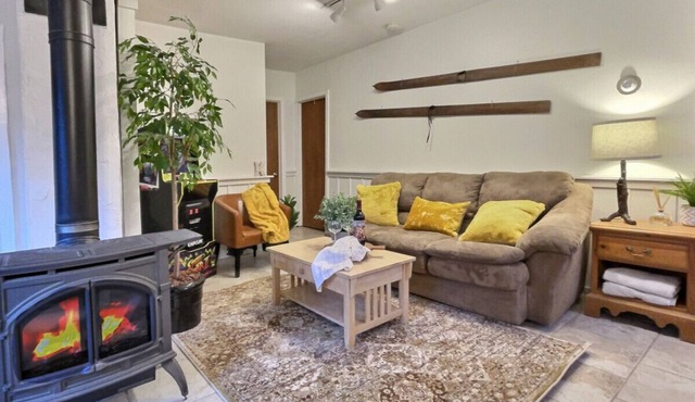 HappyCub- AC, Hot Tub, Fire Pit, Game Room!