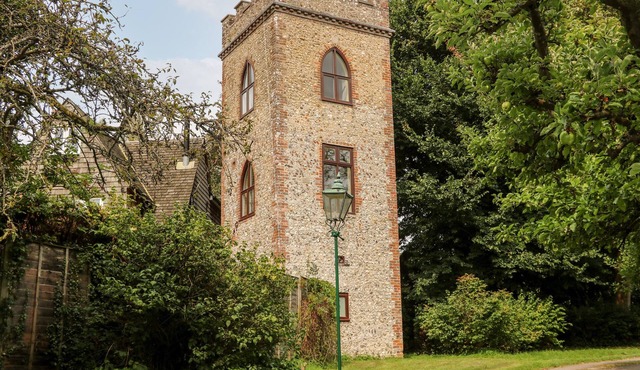 HAPTON FOLLY, romantic, character holiday cottage in Hambledon