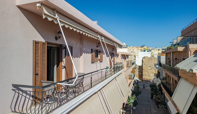 Harbour - 90sqm Spacious 2-Balcony Apt in Chania Old Town Parking Available 950m