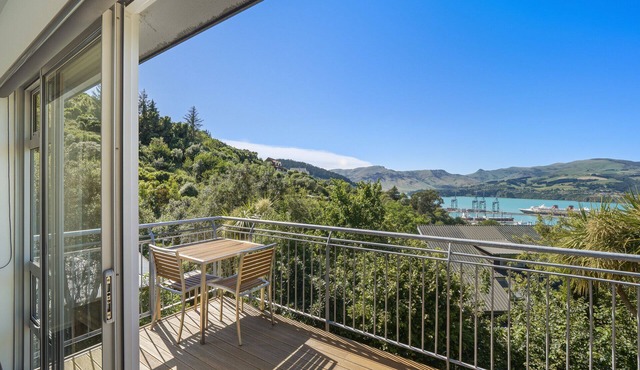 Harbour Crest Retreat - Lyttelton Holiday Home