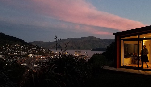 Harbour Escape - tiny home in Lyttelton with Port Views