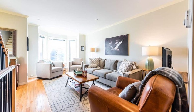 Harbour View Hitch 2BR w/Parking & Deck