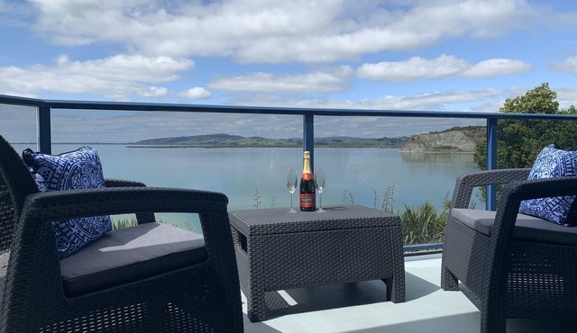 Harbour views from super spacious upstairs apartment. Fully equipped.