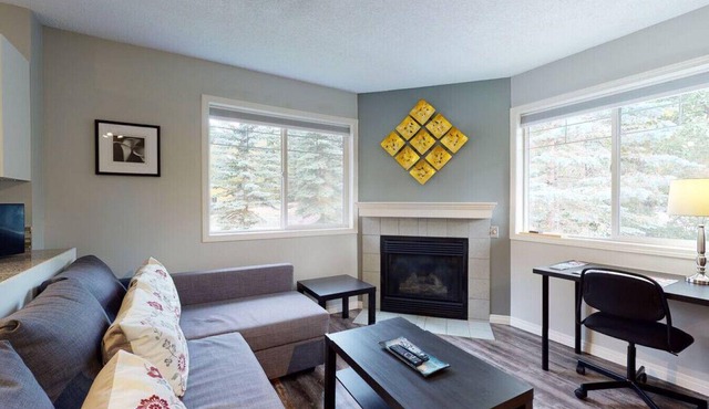 HARMONY HEIGHTS - TWO LEVEL TOWNHOUSE - HOT TUB & FIRE PIT