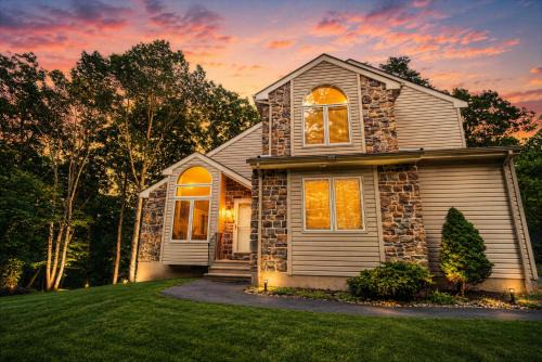 Harmony Hill Stylish 4bd Mountain Retreat, Hot Tub, Games