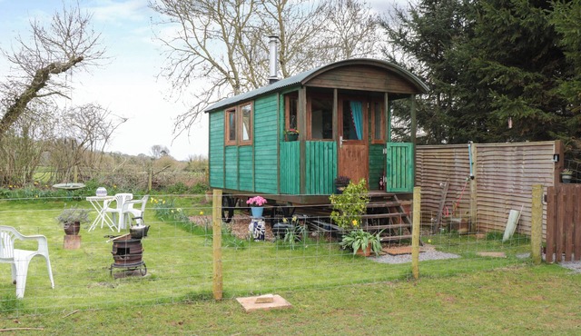 HARRI'S HUT, pet friendly, with open fire in Bishop's Lydeard