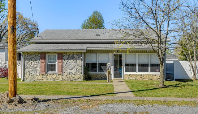 Harrisburg Home w/Private Yard + Screened Porch!