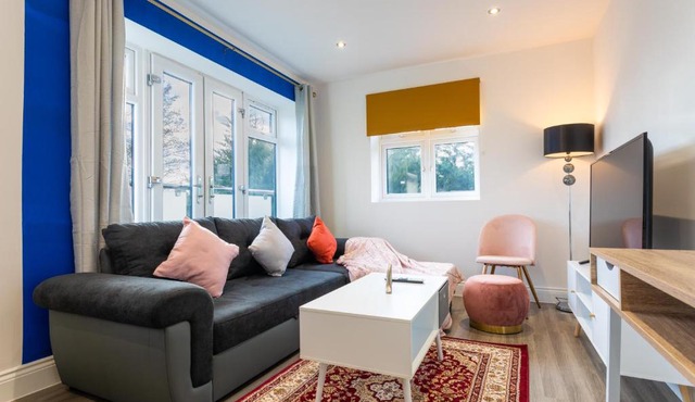Hatfield Haven - Modern 2-Bed Retreat near Uni, Business Park & City Center, FREE Parking, Big savings on Longer Stays