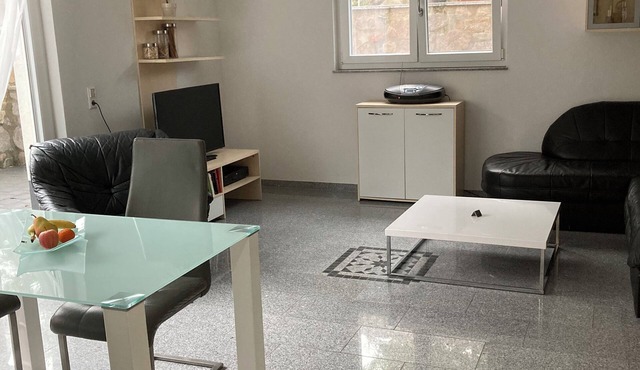 Haus-Meta, bright basement apartment with patio and terrace, child-friendly