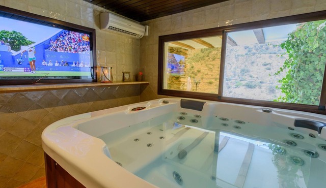Haus mit integrierter Felswand und Jacuzzi by Interhome