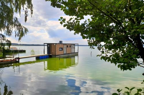 Hausboot Am See