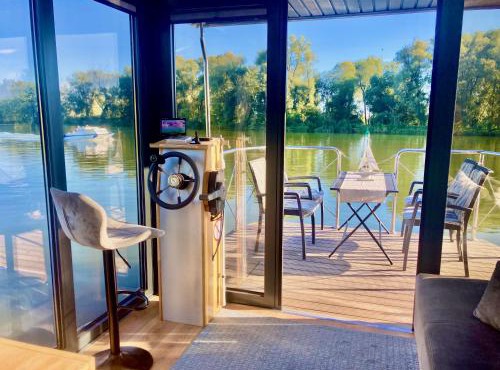 HAUSBOOT - Schwimmende feststehende Ferienwohnung direkt auf der Havel mit Weitblick aufs Wasser