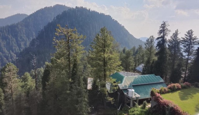 Haven Alpine Retreat - 2BR Luxury Cottage with Valley Views in Dunga Gali