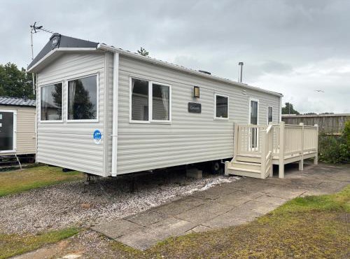 Haven caravan in Blackpool with Smart TV , decking and private parking
