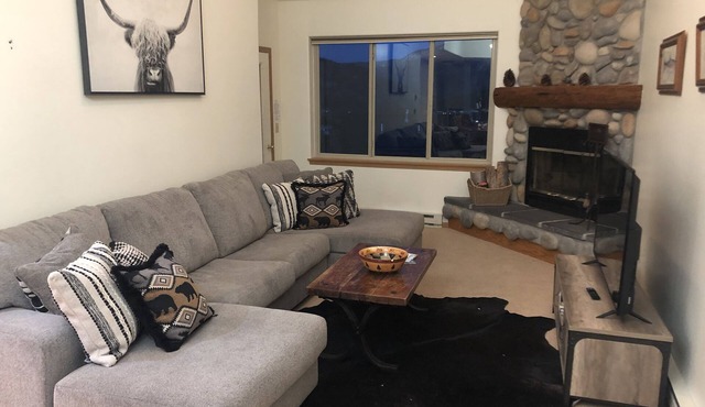 Haven in Big Sky w/Views and Hot Tub- Town Center