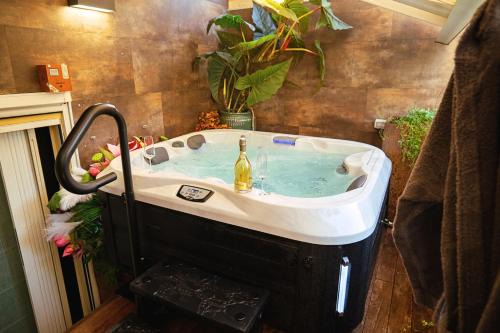 Haven Loft Como - Private Spa, Parking & Jacuzzi