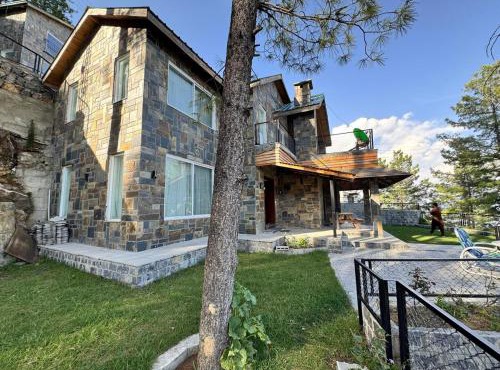 Haven Pine Crest Khaira Gali, 3BR Family Home with Lawn