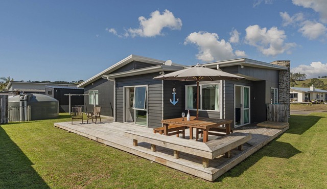 Hawk Hill Getaway - Cooks Beach Holiday Home