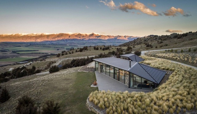 Hawk House: Tranquil Architectural Sanctuary with Sweeping Otago View