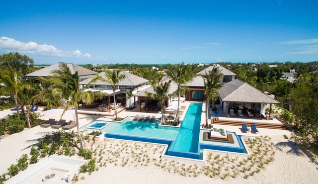 Hawksbill Villa - glorious 8-bedroom beachfront villa in Turks