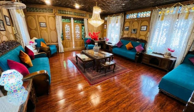 hayat group of houseboats