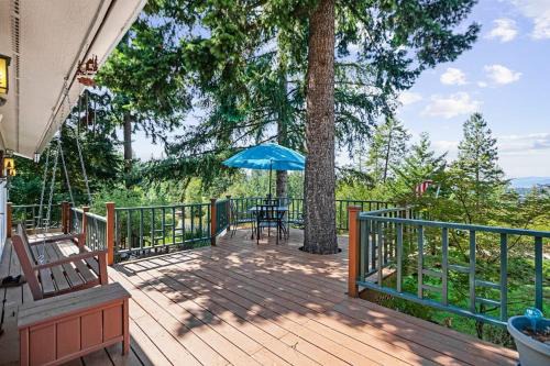 Hayden Lake Views 2BR Deck Retreat Sleeps 7