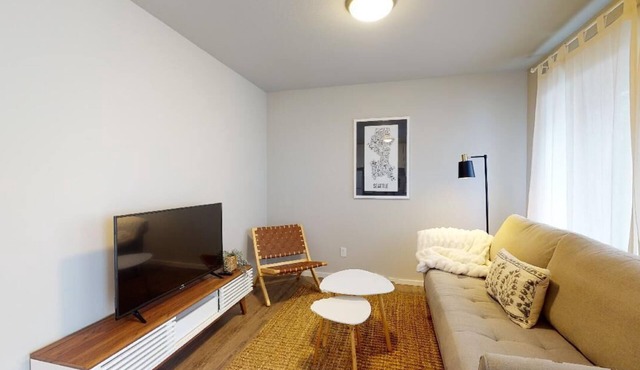 Hazel's Hideaway: A/C in walkable neighborhood