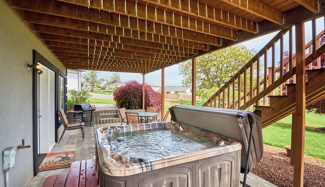 Hazelwood Haven: Private Guest Suite w/Hot Tub