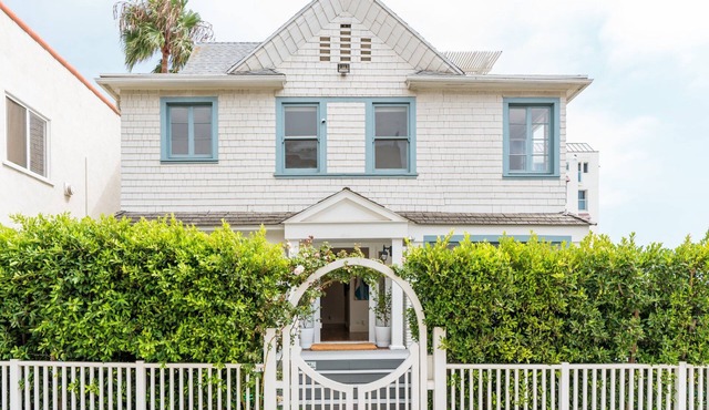 Head-on OCEAN VIEW BEACH HOUSE!