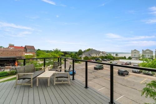 Heart of Boyne Loft 45' Slip Walk to Beach
