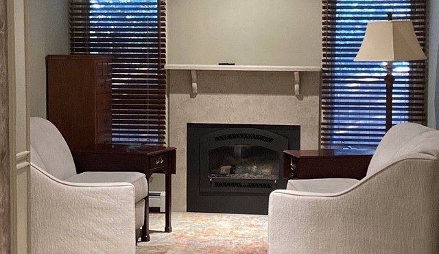 Heart of Broadmoor - Quiet Comfortable and close to Hotel