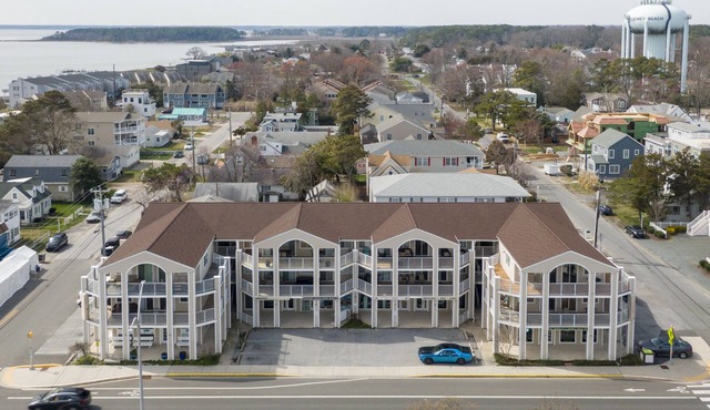 HEART OF DEWEY BEACH- STEPS TO THE BEACH - 4 BR, 2 1/2 BA - IZZY PLAZA
