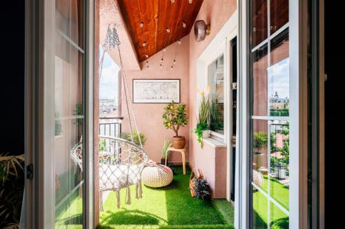Heart Strings apt with Terrace in Old Town