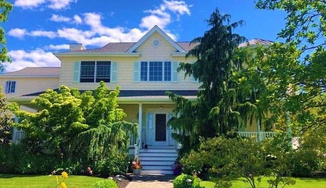 Heated Pool, Outdoor Kitchen, and More! Beautiful Shore Getaway