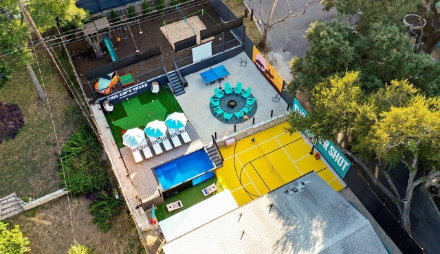 Heated Pool, B-ball, Golf, 3mi Downtown, Sleeps 18