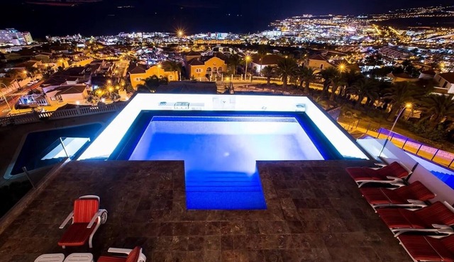 Heated Pool, Elevator, Gym, Sauna, Jacuzzi, Air Con - ALL included in the price