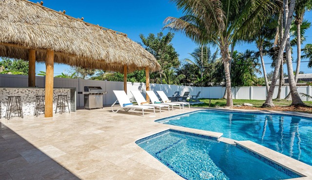Heated Pool - FirePit - 1 Mile to Beach - Pets Ok