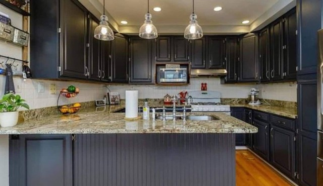 HEATED POOL&HOT TUB! DONT MISS THIS ONE! CLOSE TO EVERYTHING STL DOWNTOWN!