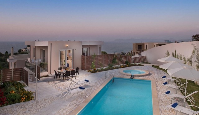 Heated pool + Hydromassage ★ 500mt to beach ★ Sea view ★ Walk to market/restaurants/bar