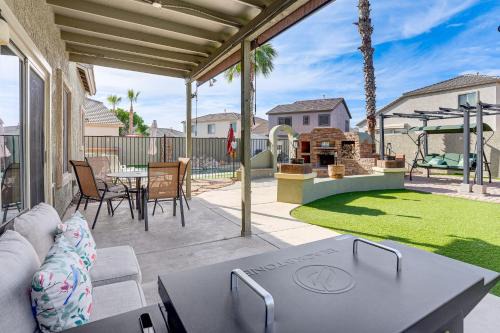 Heated Pool, Pets Welcome: Surprise Snowbird Haven