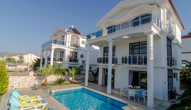 Heated pool, Pool Table, Table tennis. Walking distance to the beach.