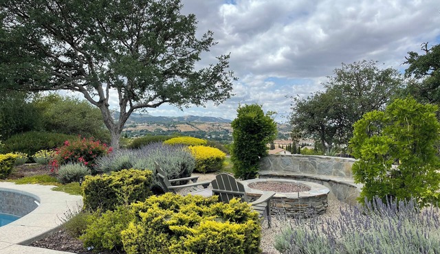 HEATED POOL-SPA- LARGE FIRE PIT-OUTDOOR KITCHEN-AWESOME VIEWS!