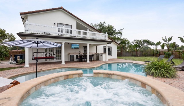 Heated Pool/Spa Getaway -10 Minutes from Downtown WPB & Palm Beach Island!