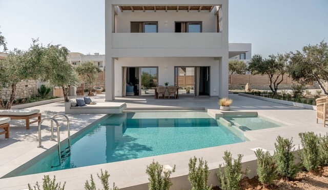 Heated private pool★Walk to Market & Taverna★500mt to the beach★