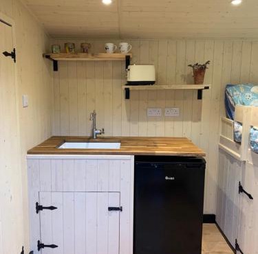 Heated shepherds hut overlooking open countryside