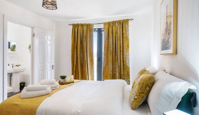 Heathrow 2 Bed 2 Bath Modern Apartment